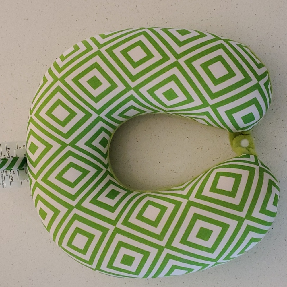 Travel neck pillow
